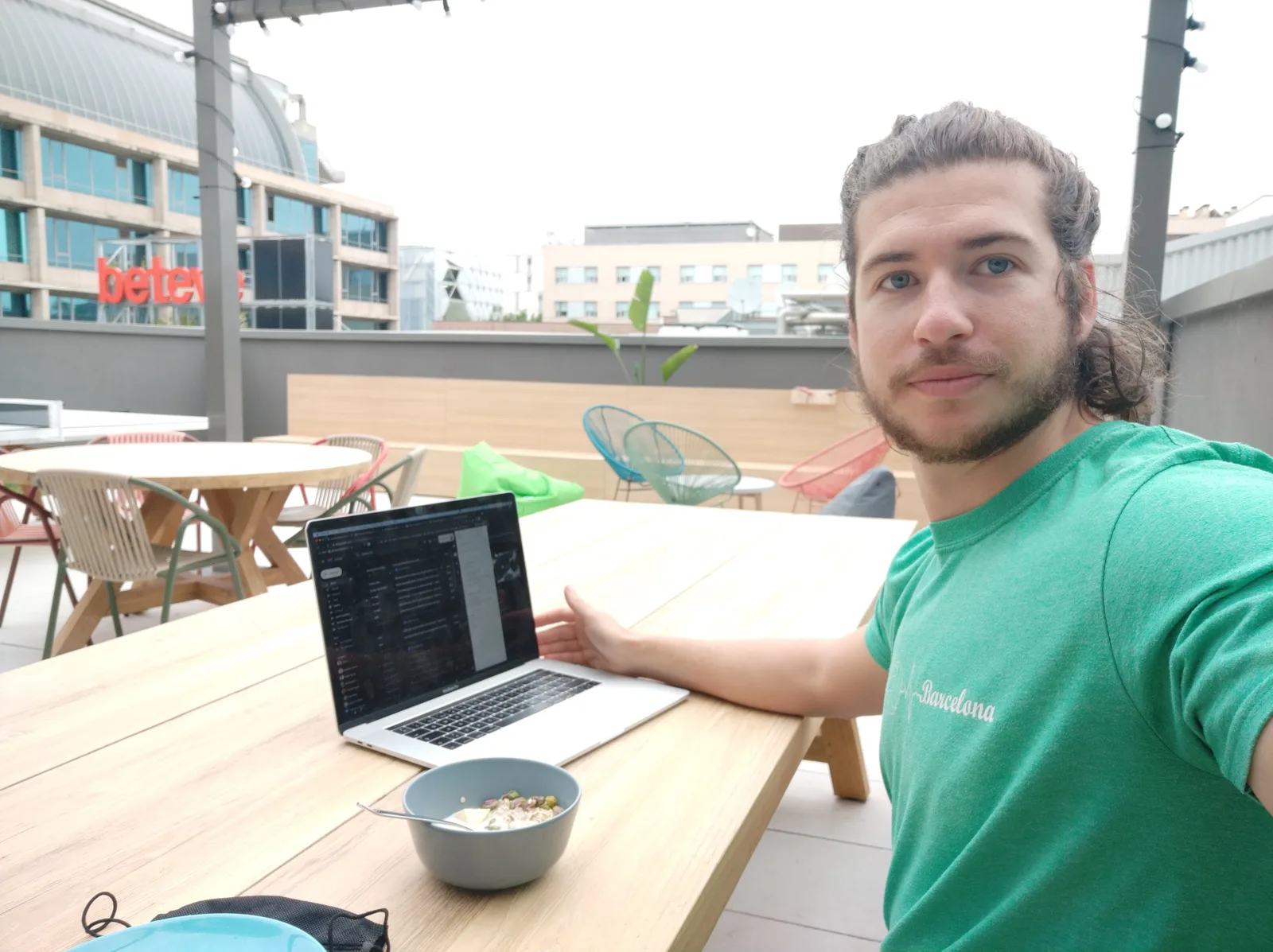 Dennis 2020 auf einer Dachterrasse in Barcelona am Laptop, wo die Idee zu Sprachmut entstand