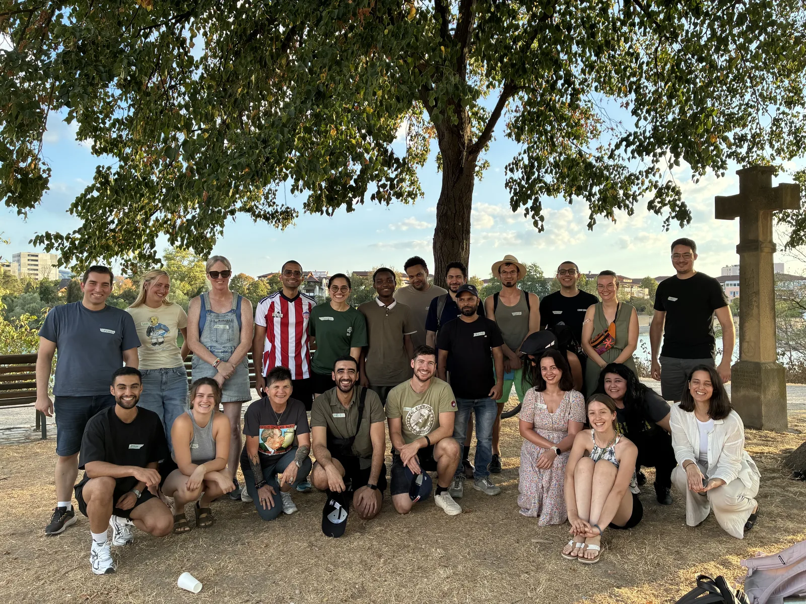 24 Menschen der Sprachmut-Community bei einem Gruppenfoto im Seepark Freiburg